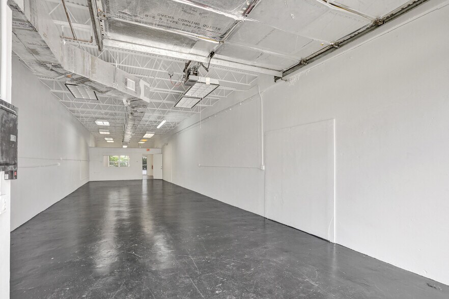 More Photos Of 3930-3948 NE 5th Ave, Oakland Park Warehouse For Lease