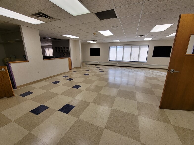 More Photos Of 4800 N 4th Ave, Sioux Falls Schools For Lease