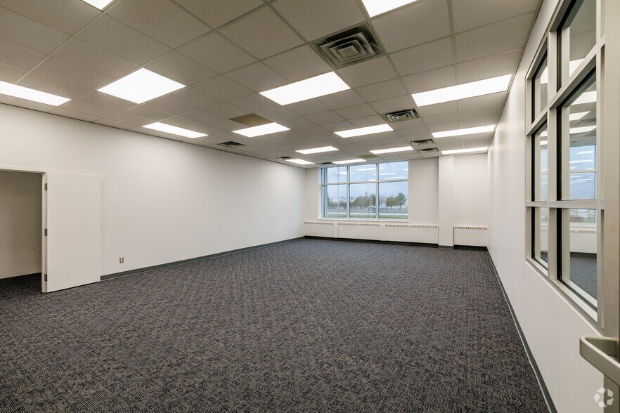 More Photos Of 3000 Aut Transcanadienne, Pointe-claire Distribution For Sale