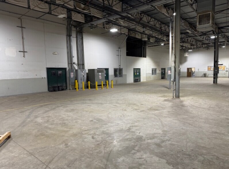 More Photos Of 27 Production Dr, Dover Distribution For Lease