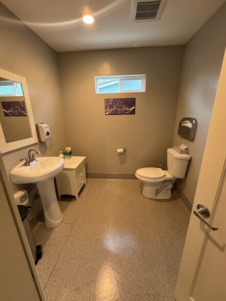 More Photos Of 5463 H St, Sacramento Freestanding For Lease