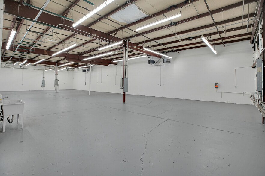 More Photos Of 2630 SE 39th Loop, Hillsboro Warehouse For Lease