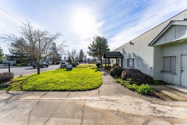 More Photos Of 1596 NW Washington Blvd, Grants Pass Industrial For Sale