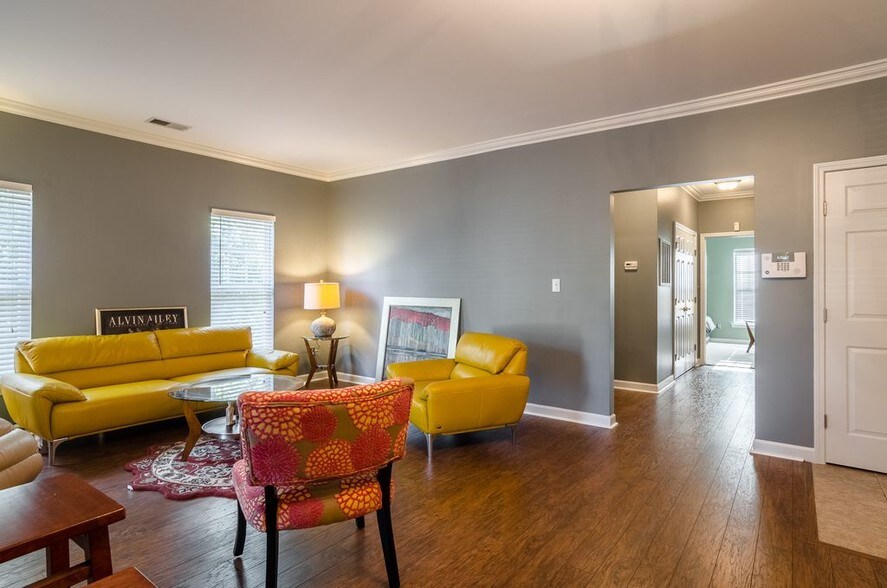 More Photos Of 100-104 Thornton Ct, Greensboro Apartments For Sale