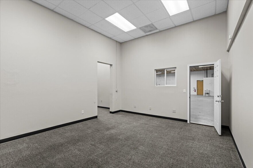 More Photos Of 6455 Lakeview Blvd, Lake Oswego Flex For Lease