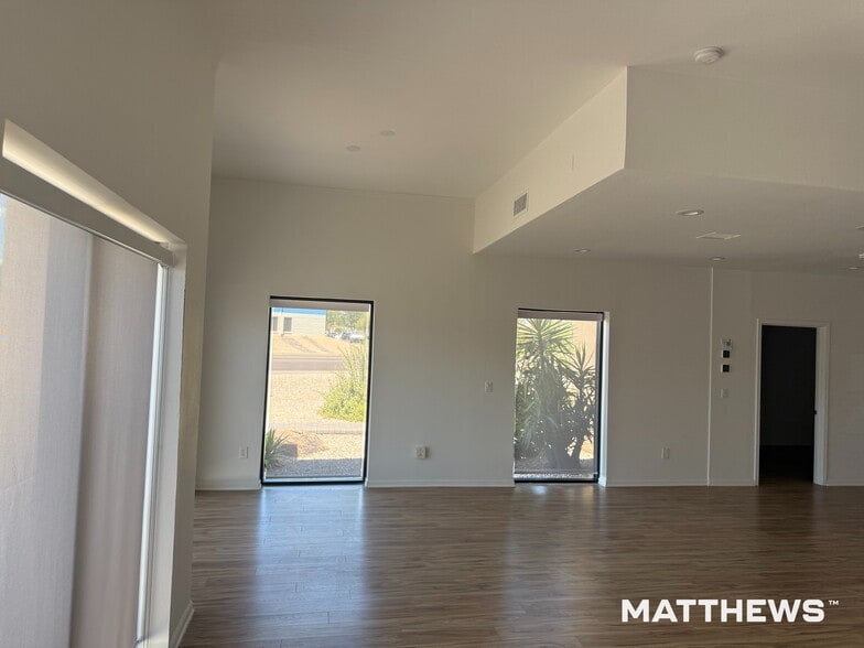 More Photos Of 7443 E Butherus Dr, Scottsdale Warehouse For Lease