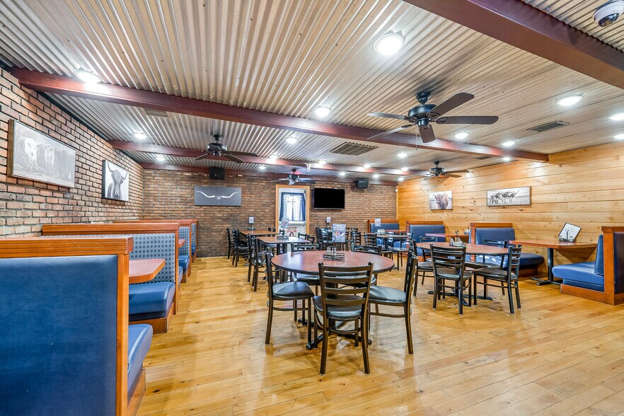 More Photos Of 617 S Washington St, New Paris Bar For Sale