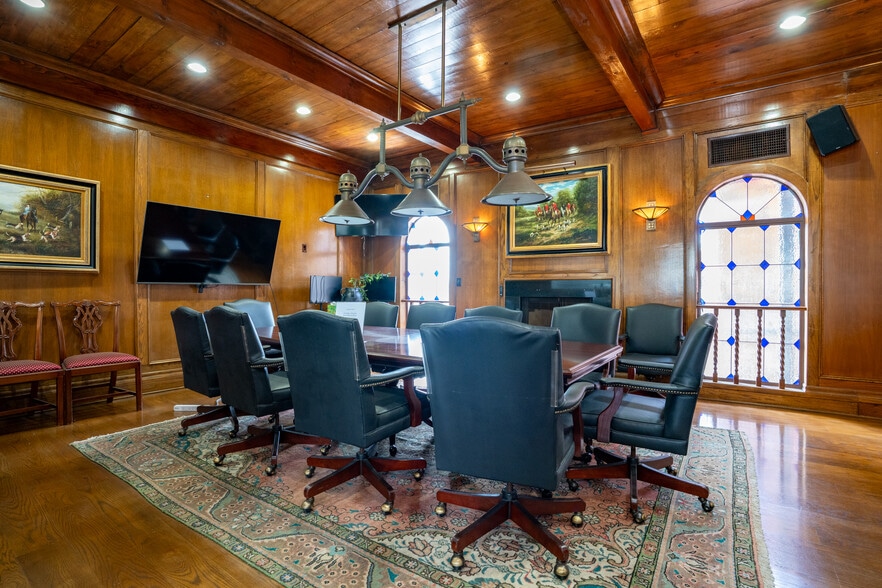 More Photos Of 8752 Holloway Dr, West Hollywood Loft Creative Space For Lease