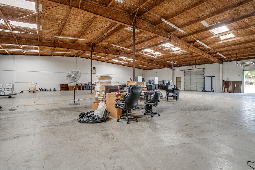 More Photos Of 1841 W Division St, Arlington Warehouse For Sale