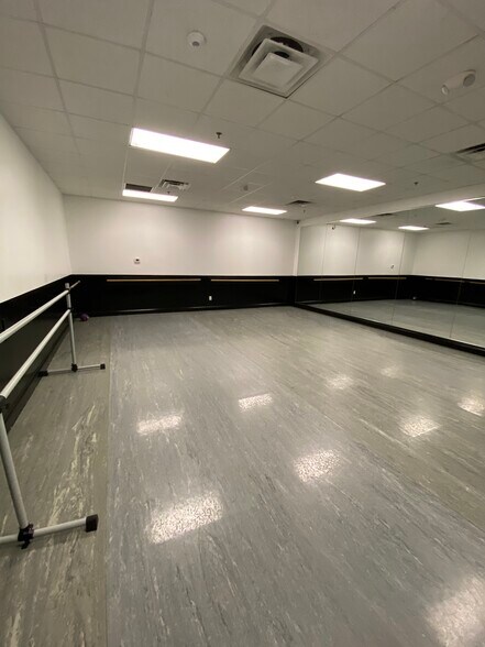 More Photos Of 6557 Hazeltine National Dr, Orlando Distribution For Lease