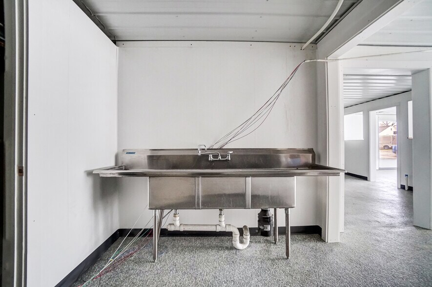 More Photos Of 994 E Market St, Celina Freestanding For Sale