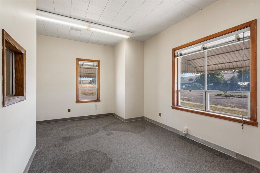 More Photos Of 1050 S Bridge St, Baker City Office For Sale