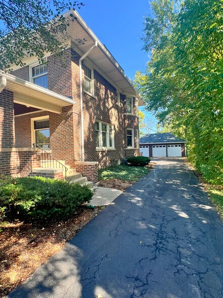 More Photos Of 232 S Batavia Ave, Batavia Office For Sale