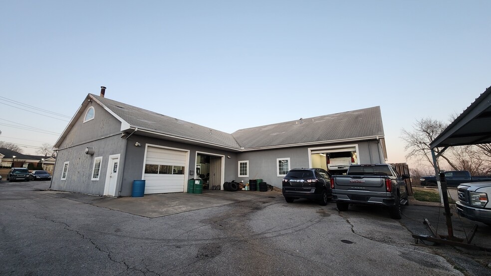 More Photos Of 3010 W Walnut St, Rogers Auto Repair For Sale
