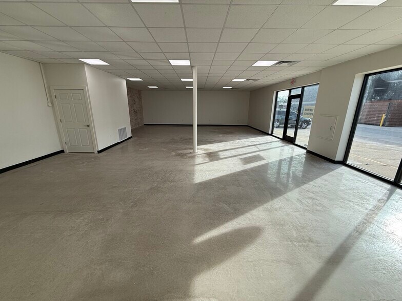 More Photos Of 117 N Shields Ln, Bixby Storefront Retail Office For Lease