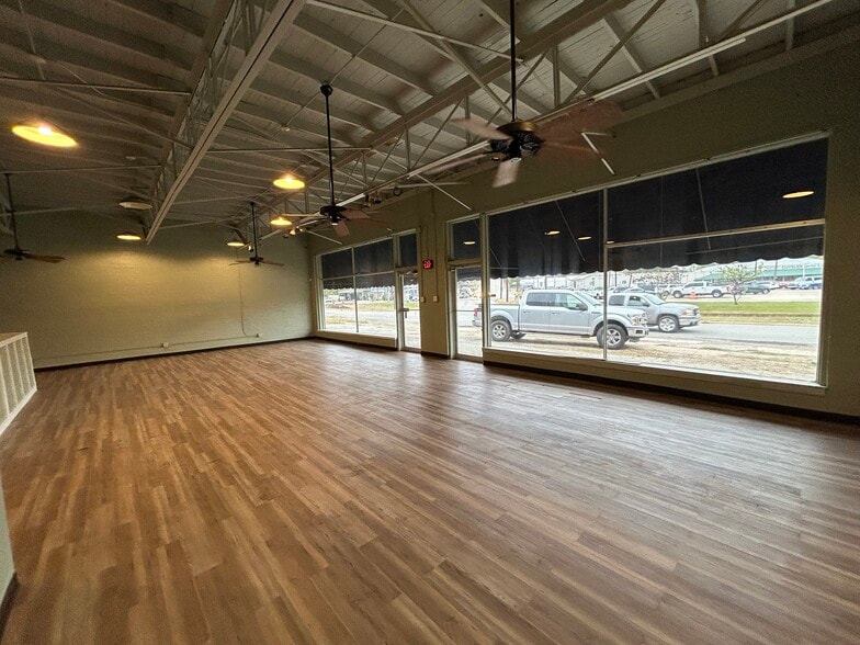 More Photos Of 121 S Glenwood Blvd, Tyler Storefront For Sale