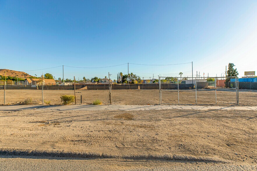 More Photos Of 9052-9058 Sunland Blvd, Sun Valley Office For Sale