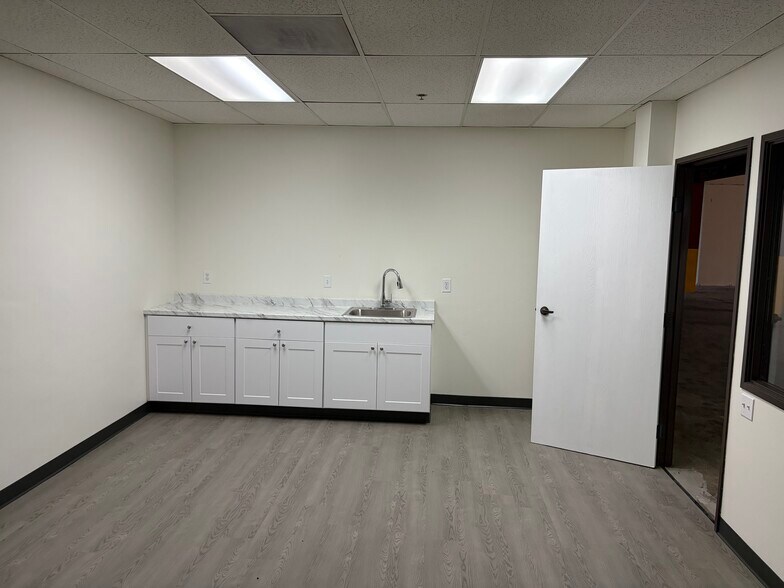More Photos Of 2820-2834 La Mirada Dr, Vista Manufacturing For Lease