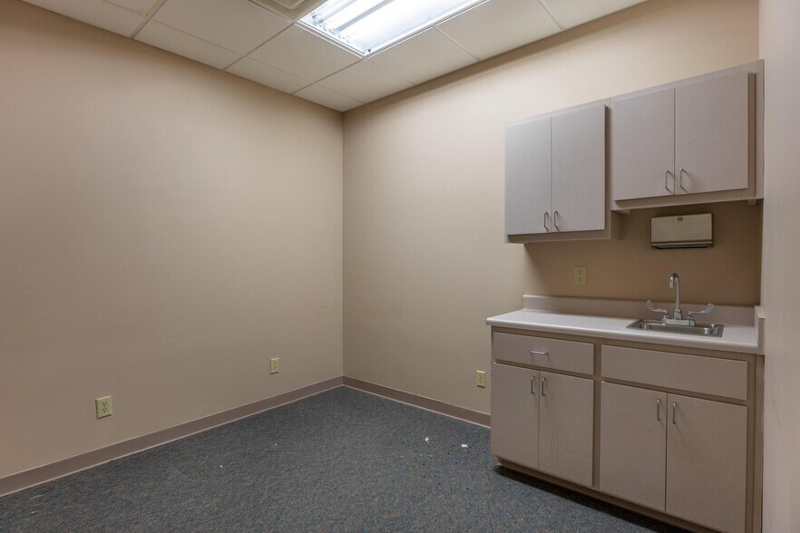 More Photos Of 1494 Stuart Rd NE, Cleveland Medical For Lease