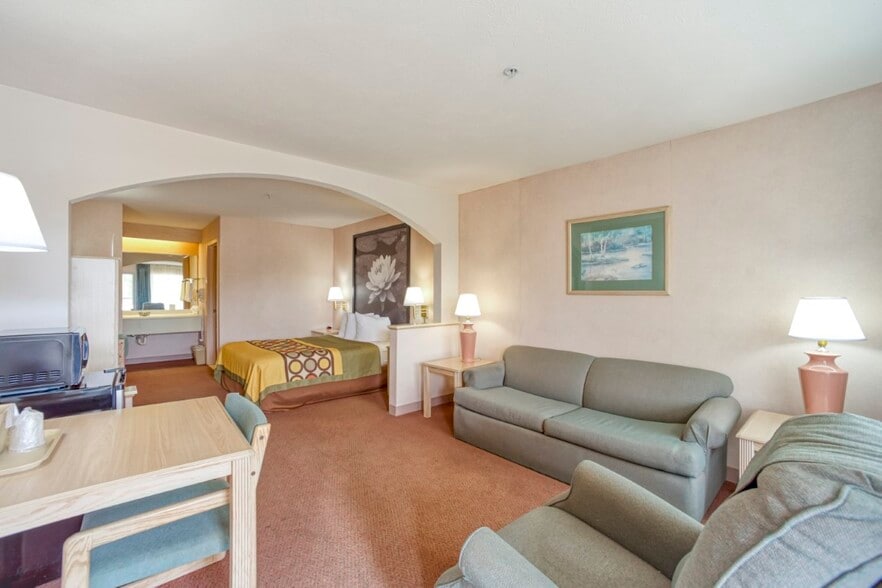 More Photos Of 2100 N Wheeler St, Jasper Hotel For Sale