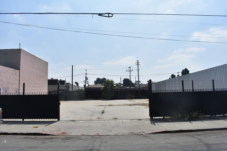 More Photos Of 228 E 57th St, Los Angeles Land For Lease