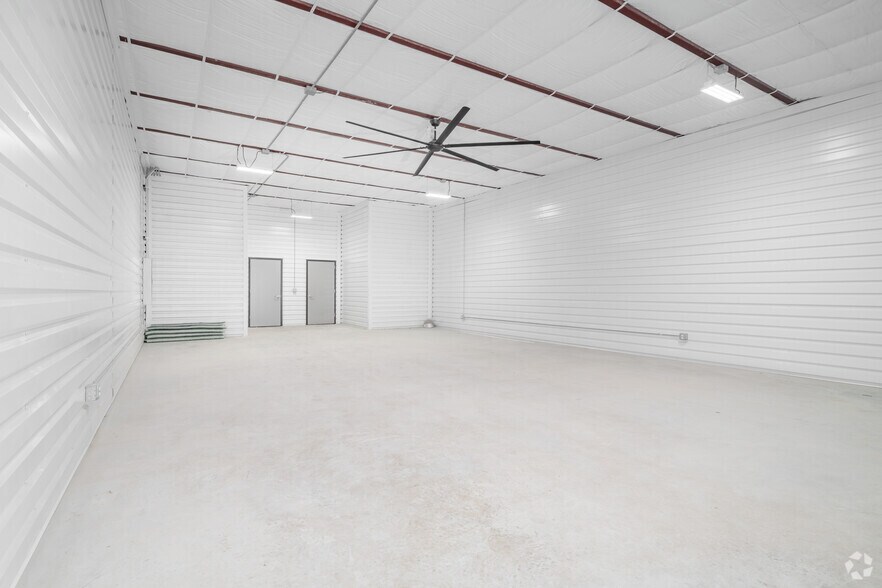 More Photos Of 3822 SE Military Dr, San Antonio Unknown For Lease