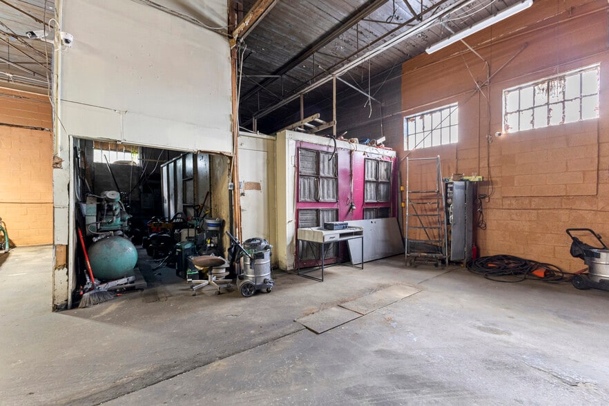 More Photos Of 8301 W Chicago, Detroit Flex For Sale