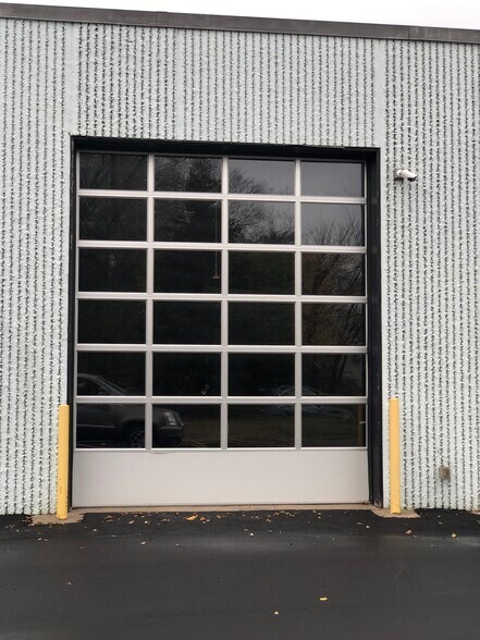 More Photos Of 300 S Owasso Blvd E, Little Canada Showroom For Lease