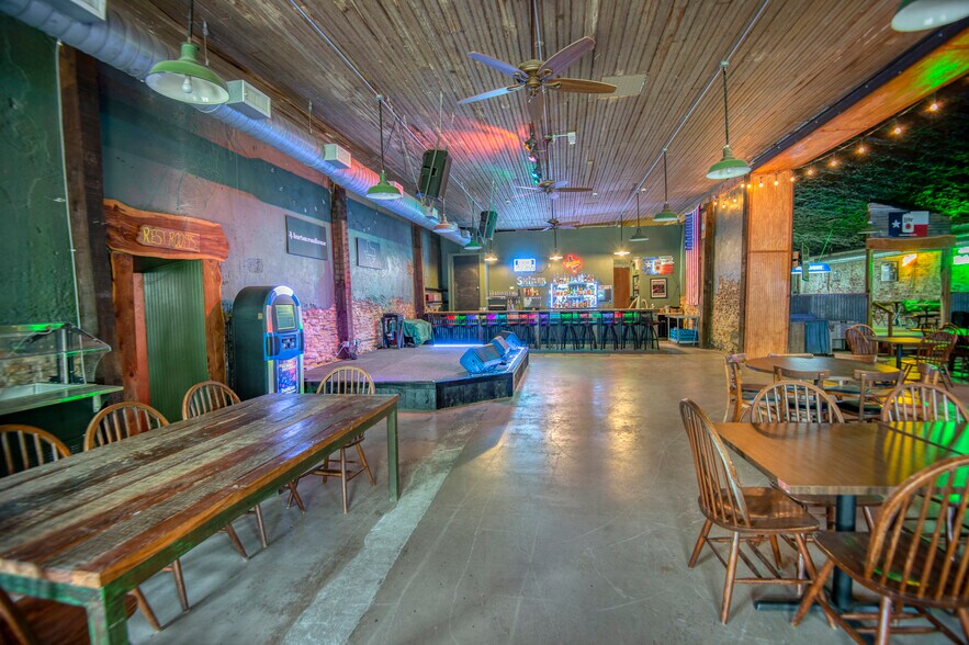 More Photos Of 514-520 N Railroad St, Burton Restaurant For Lease