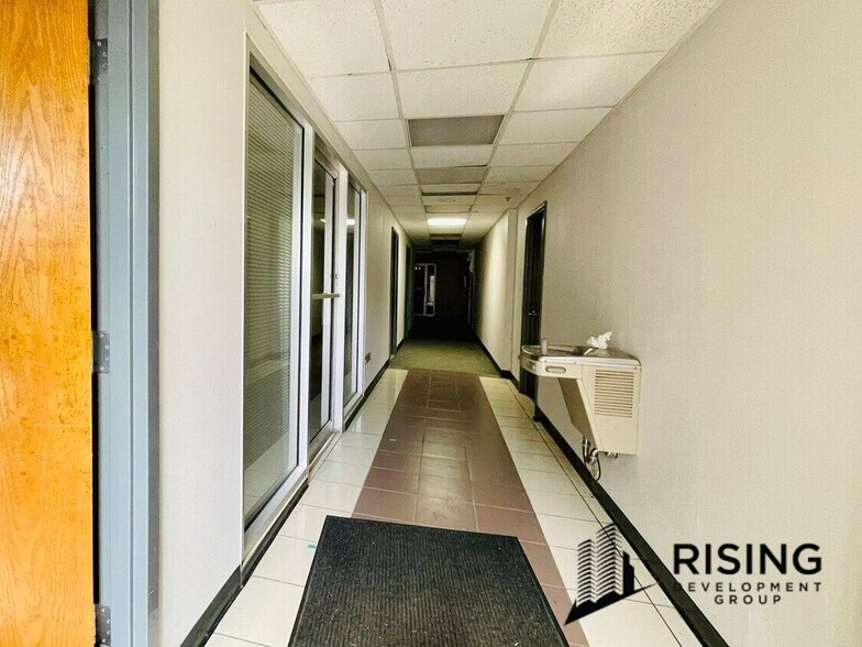 More Photos Of 9914 W Derby Ln, Westchester Flex For Sale