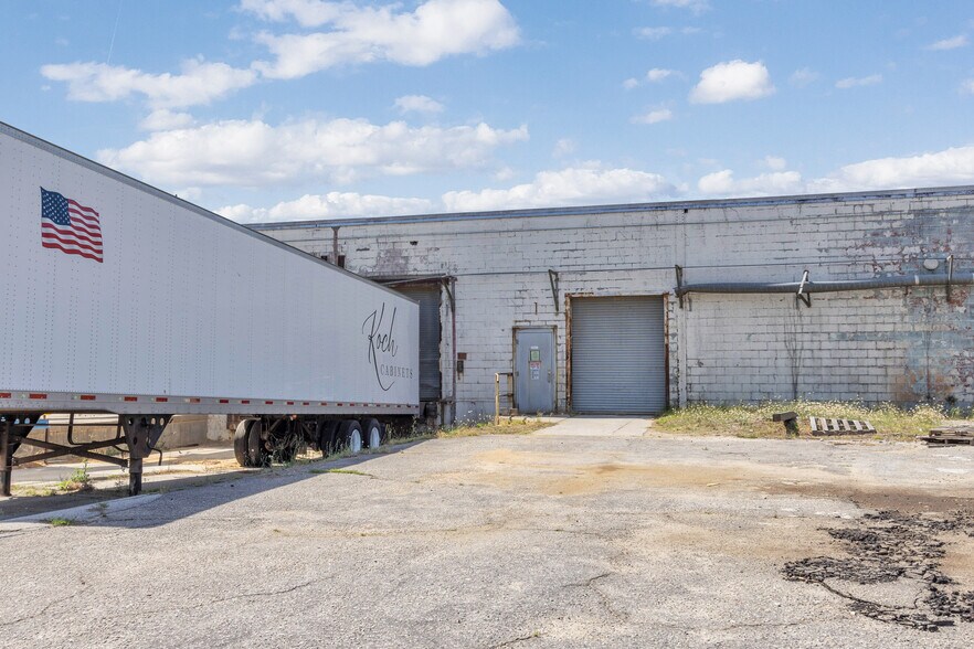 More Photos Of 11200 Dunbarton Blvd, Barnwell Manufacturing For Lease