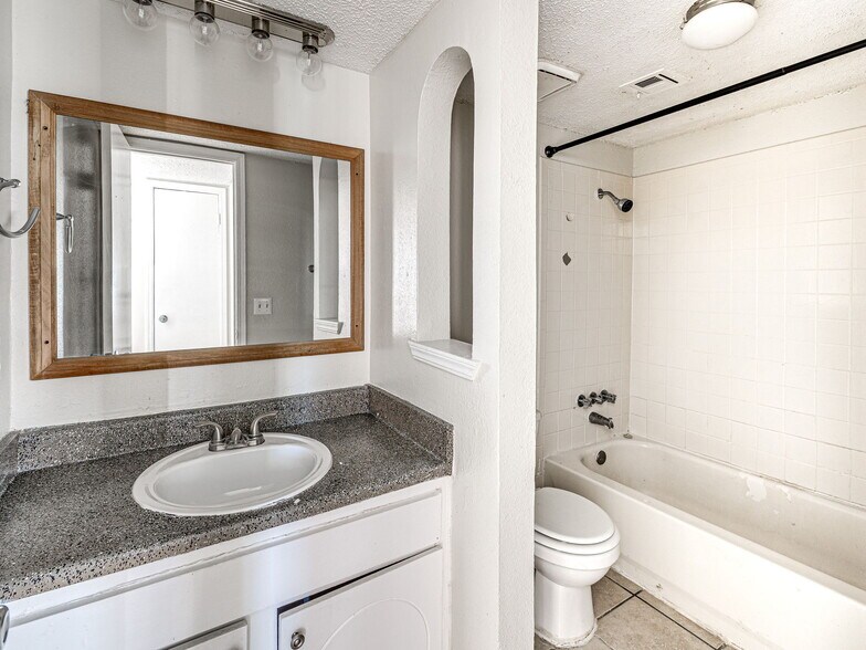 More Photos Of 7404 Lyrewood Ln, Oklahoma City Apartments For Sale