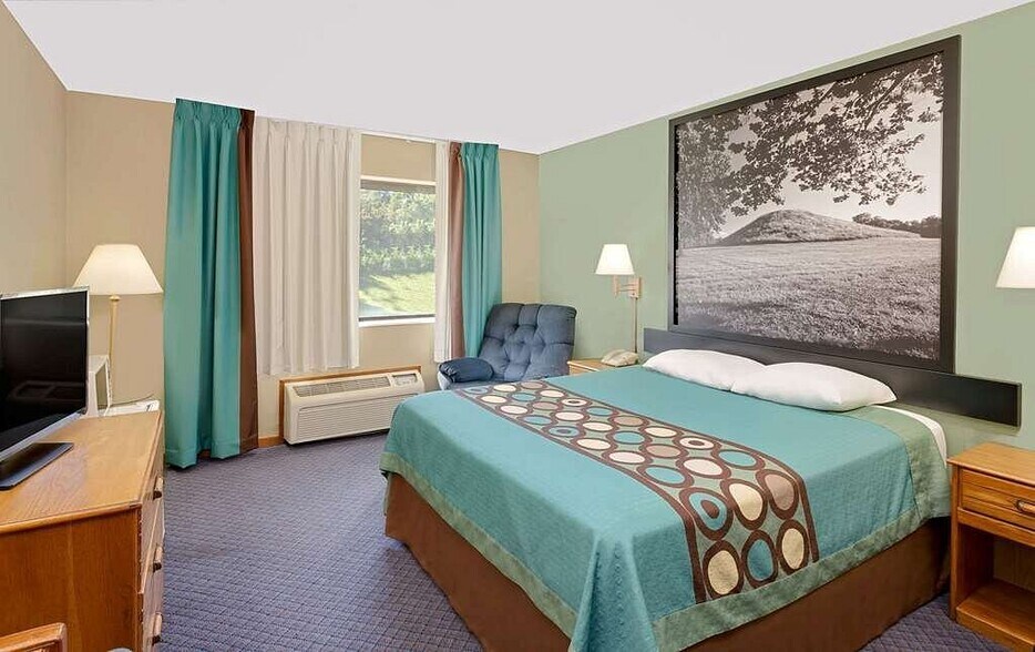 More Photos Of 313 W University Dr, Macomb Hotel For Sale
