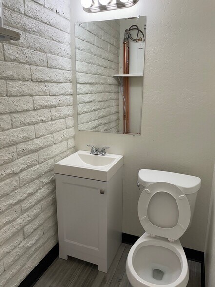 More Photos Of 4937 W Glenn Dr, Glendale Office For Lease