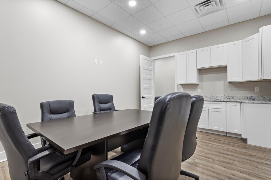 More Photos Of 13334 Seaway Rd, Gulfport Office For Lease