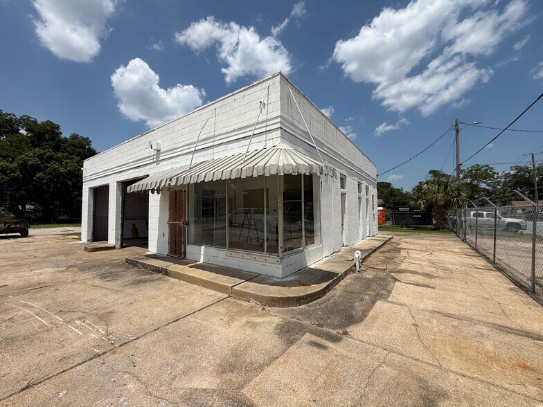 Primary Photo Of 2800 Davis Hwy N, Pensacola Auto Repair For Lease