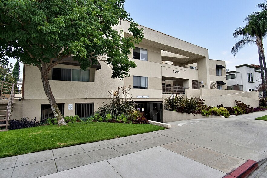 More Photos Of 2001-2005 Grismer Ave, Burbank Apartments For Sale