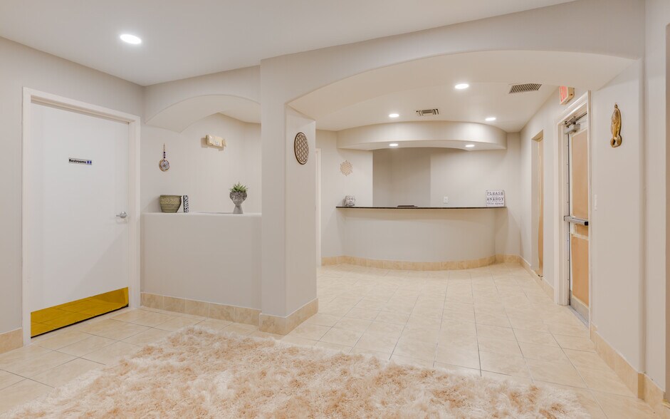 Primary Photo Of 12734 Kenwood Ln, Fort Myers Medical For Lease