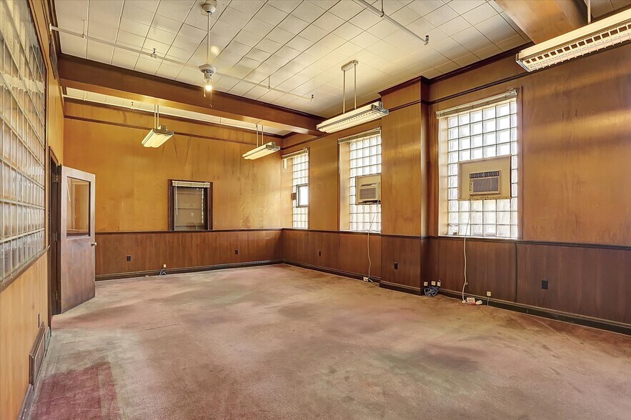 More Photos Of 701 E Hay St, York Warehouse For Lease