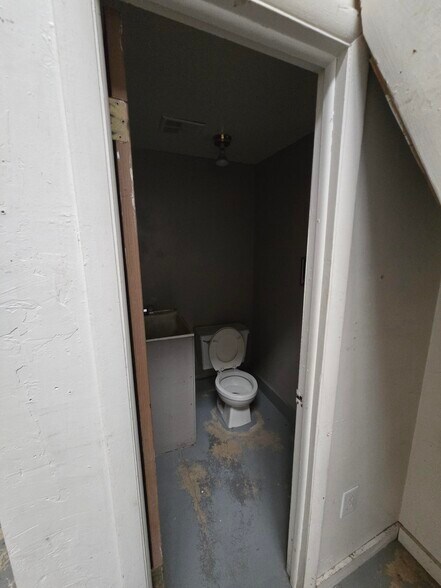 More Photos Of 100 W Southern St, Brighton Warehouse For Lease