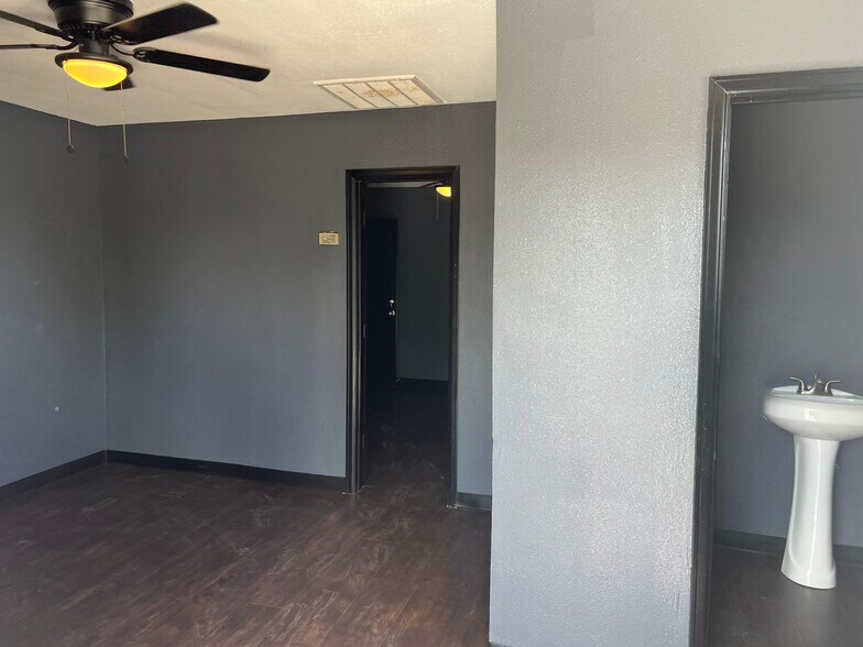 More Photos Of 302 Charlton St, Galena Park Warehouse For Sale