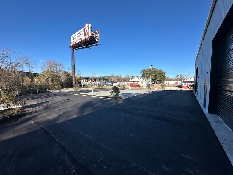 More Photos Of 5151 Piedmont Ave, North Charleston Flex For Lease