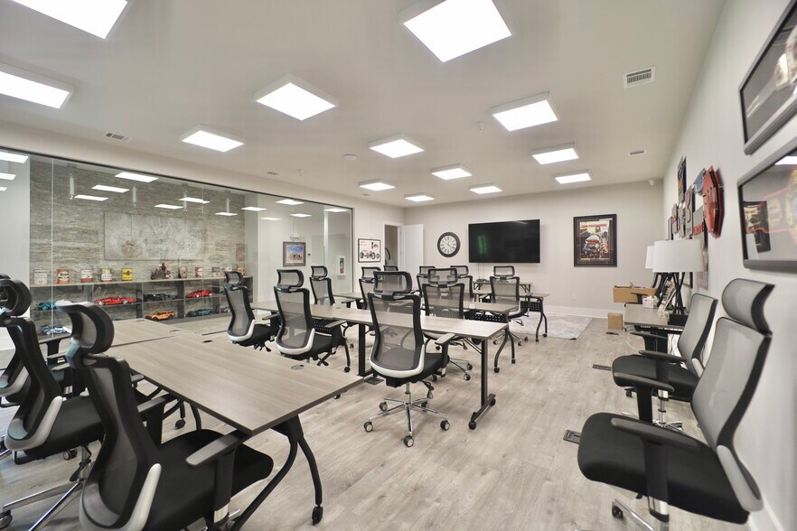 More Photos Of 10 E McDermott Dr, Allen Office For Sale