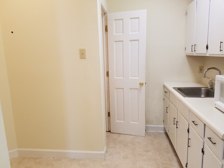 More Photos Of 1919 Boulevard St, Greensboro Office For Lease