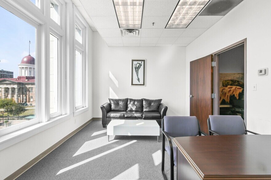 More Photos Of 206 S 6th St, Springfield Office For Sale