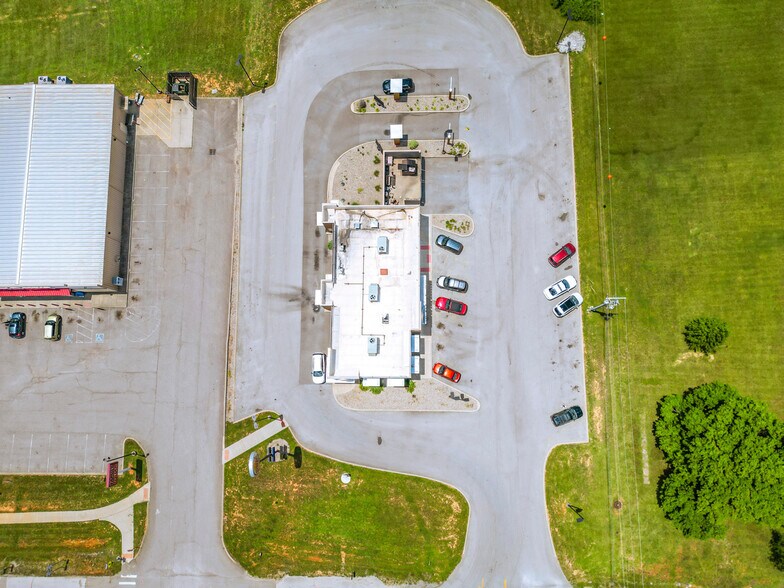 More Photos Of 926 S Lincoln Blvd, Hodgenville General Retail For Sale