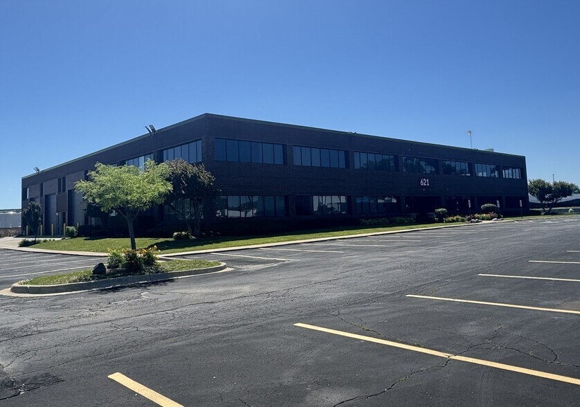 More Photos Of 621 Busse Rd, Bensenville Warehouse For Lease