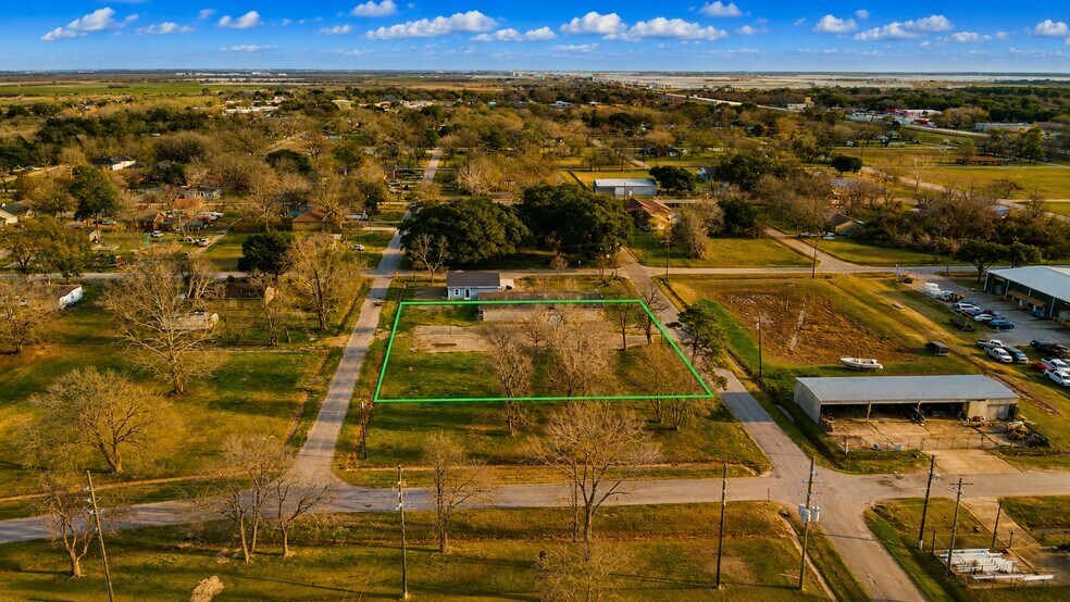 More Photos Of 4206 2nd 1/2 St, Brookshire Office For Sale