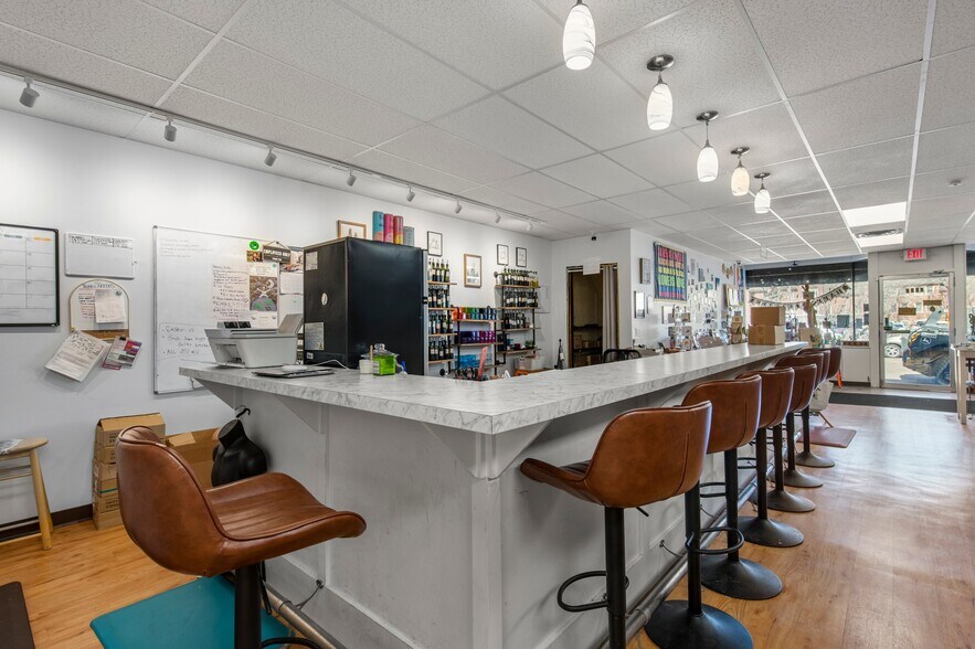 More Photos Of 1652 Grand Ave, Saint Paul Storefront Retail Office For Lease