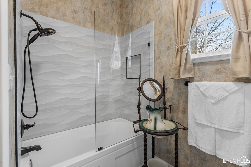 More Photos Of 405 W Gilbert St, Henrietta Hospitality For Sale